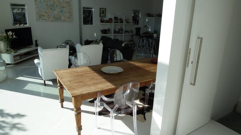 4 On Highworth Apartments And Studios Cape Town Room photo